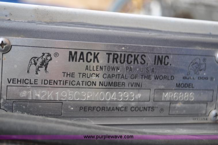 image for item G7400 1993 Mack MR688S refuse truck