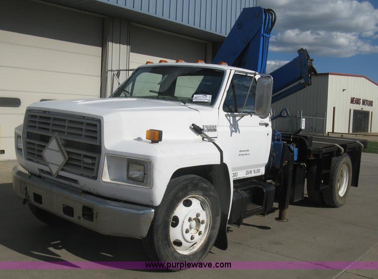 image for item J2810 1993 Ford F600 crane truck