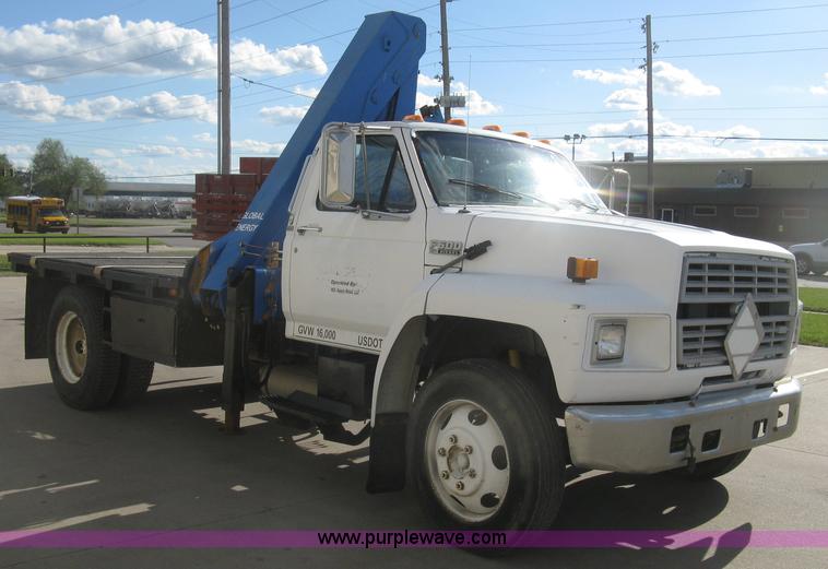 image for item J2810 1993 Ford F600 crane truck