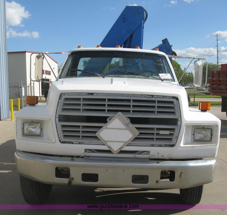 image for item J2810 1993 Ford F600 crane truck