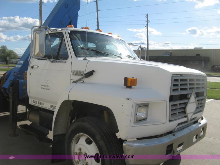 image for item J2810 1993 Ford F600 crane truck