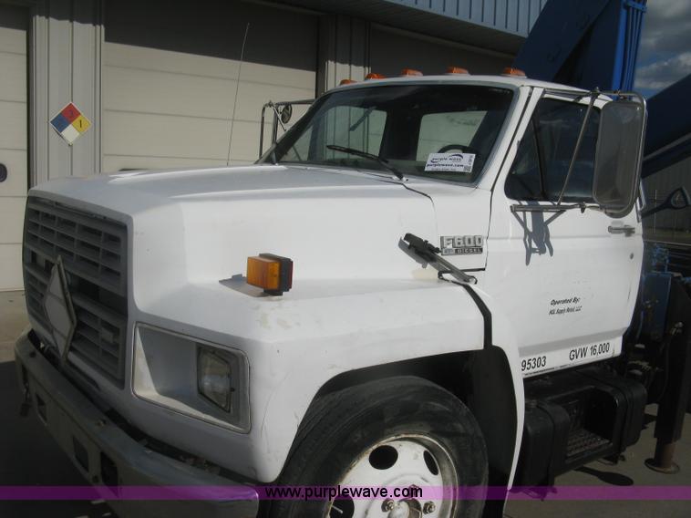 image for item J2810 1993 Ford F600 crane truck