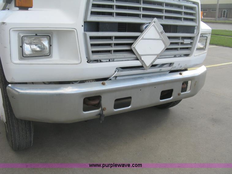 image for item J2810 1993 Ford F600 crane truck