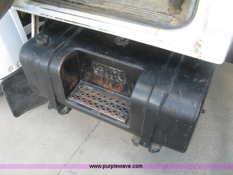 image for item J2810 1993 Ford F600 crane truck