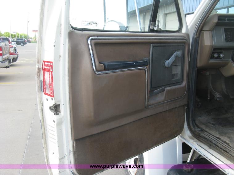 image for item J2810 1993 Ford F600 crane truck