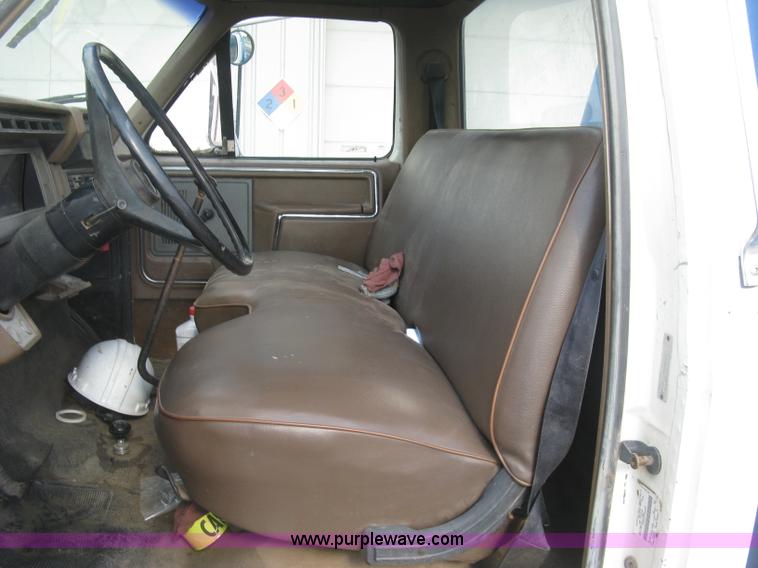 image for item J2810 1993 Ford F600 crane truck