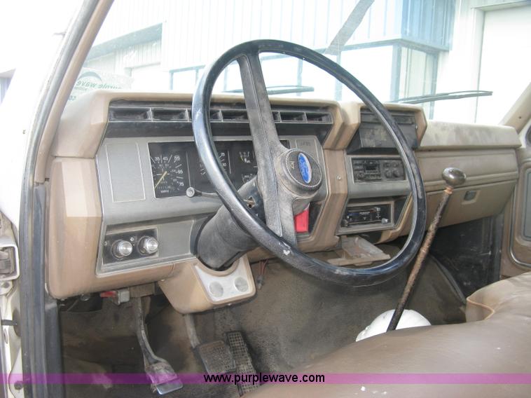 image for item J2810 1993 Ford F600 crane truck