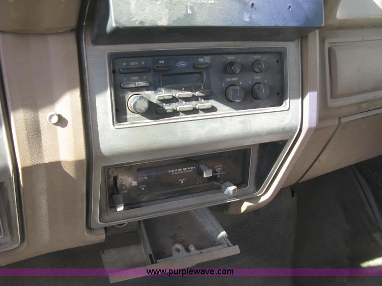 image for item J2810 1993 Ford F600 crane truck