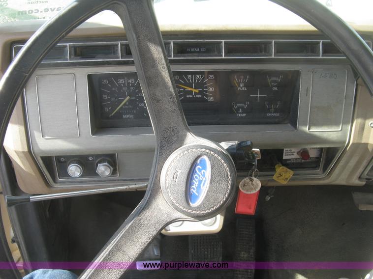 image for item J2810 1993 Ford F600 crane truck