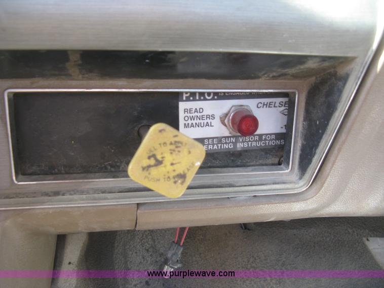 image for item J2810 1993 Ford F600 crane truck