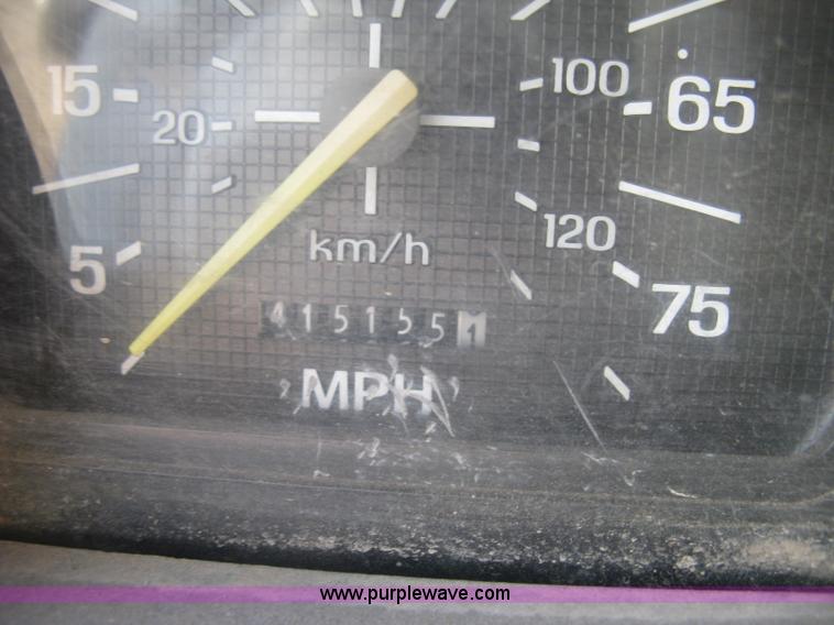 image for item J2810 1993 Ford F600 crane truck