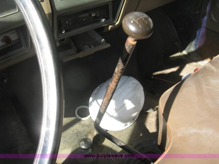 image for item J2810 1993 Ford F600 crane truck