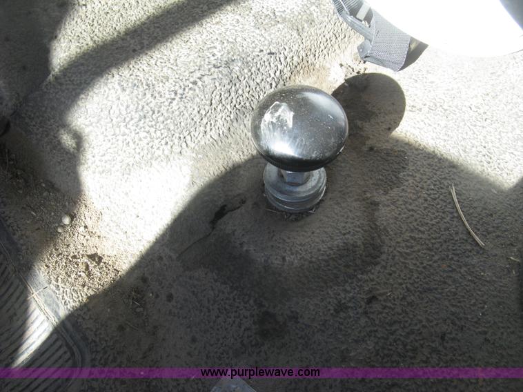 image for item J2810 1993 Ford F600 crane truck