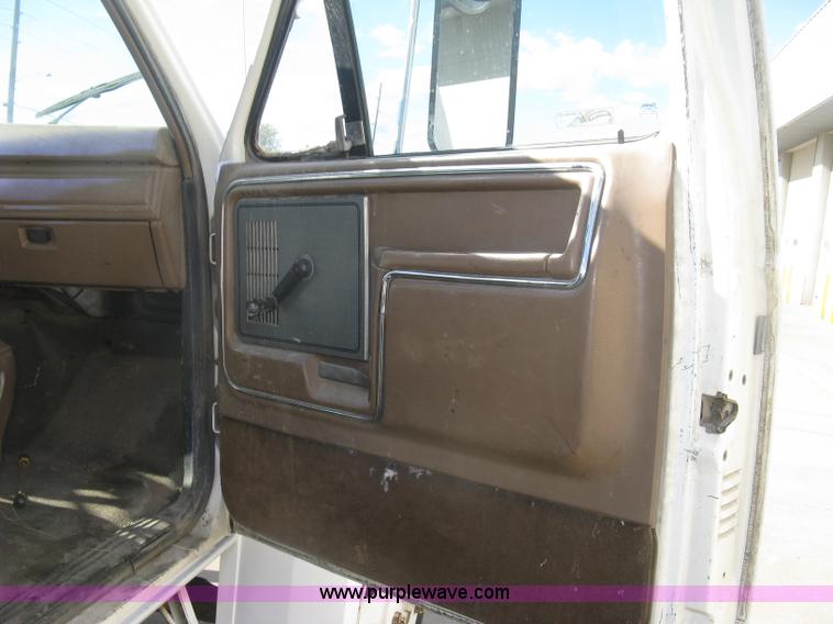 image for item J2810 1993 Ford F600 crane truck