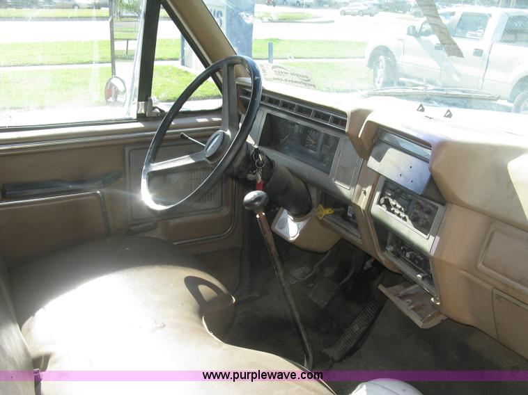 image for item J2810 1993 Ford F600 crane truck