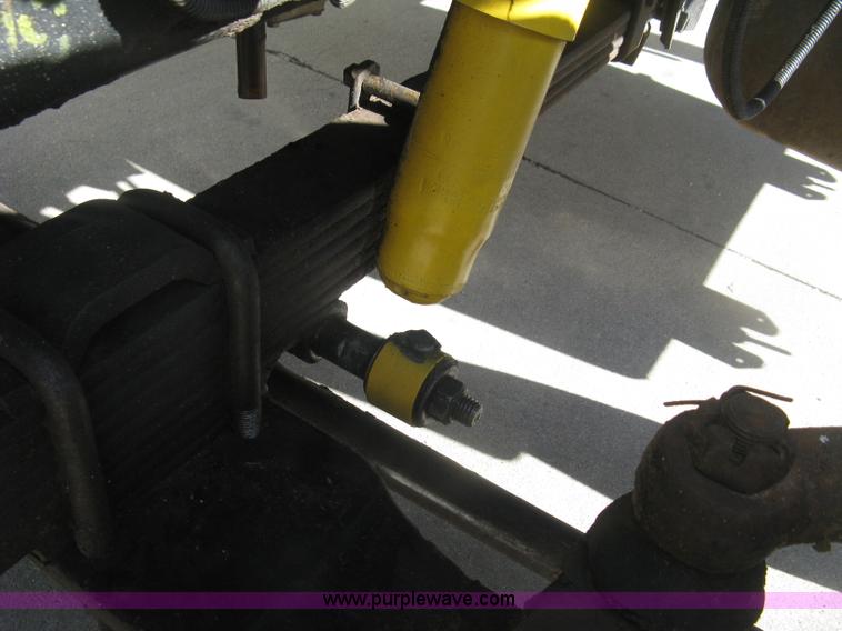 image for item J2810 1993 Ford F600 crane truck