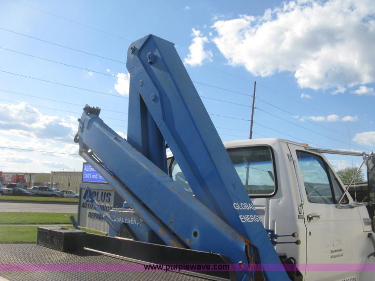 image for item J2810 1993 Ford F600 crane truck