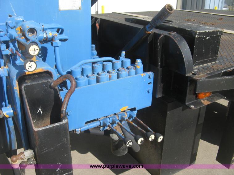 image for item J2810 1993 Ford F600 crane truck