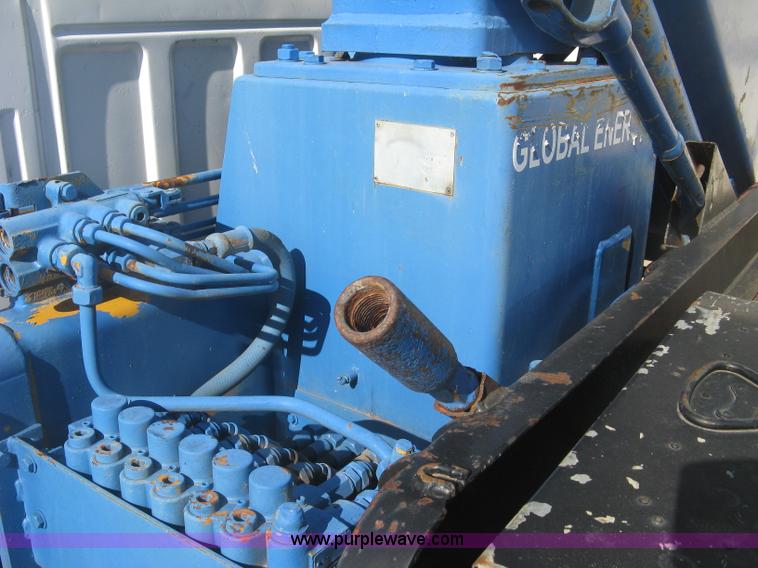 image for item J2810 1993 Ford F600 crane truck