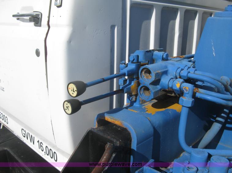 image for item J2810 1993 Ford F600 crane truck