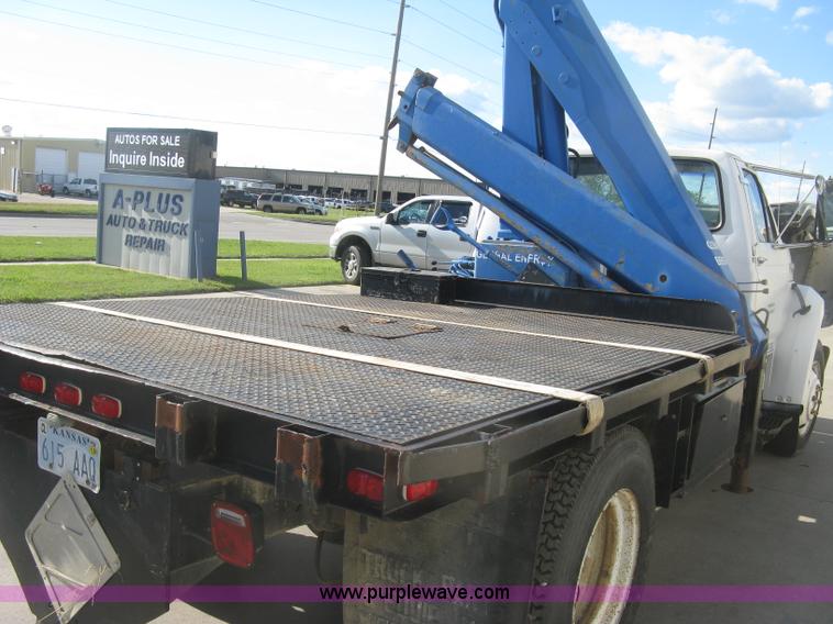 image for item J2810 1993 Ford F600 crane truck
