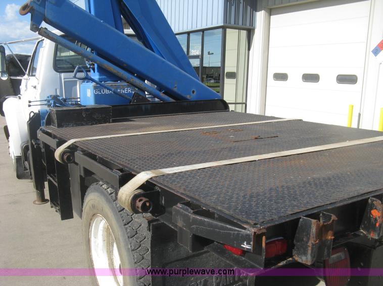 image for item J2810 1993 Ford F600 crane truck