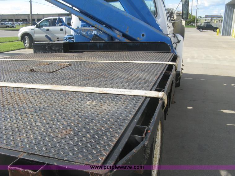 image for item J2810 1993 Ford F600 crane truck