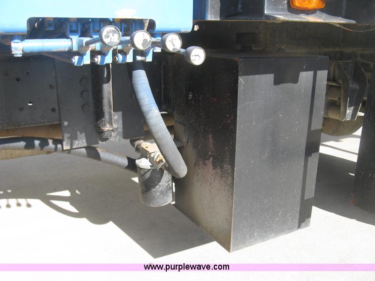 image for item J2810 1993 Ford F600 crane truck