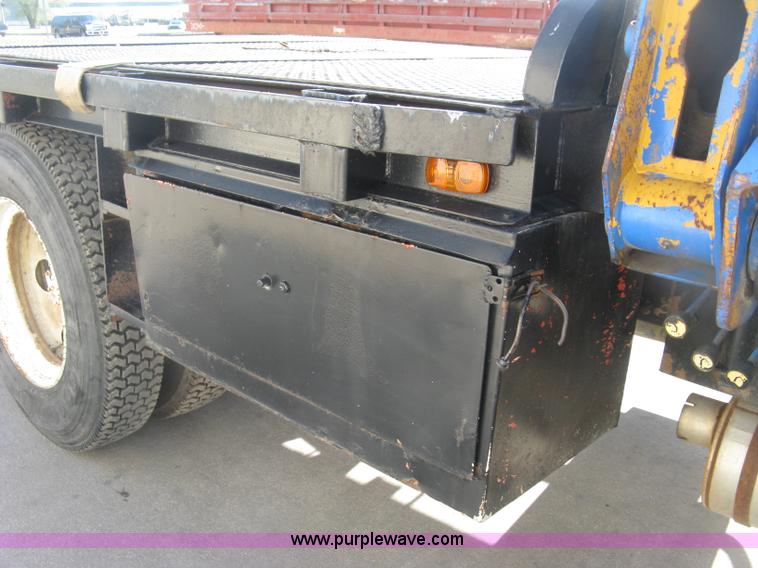 image for item J2810 1993 Ford F600 crane truck