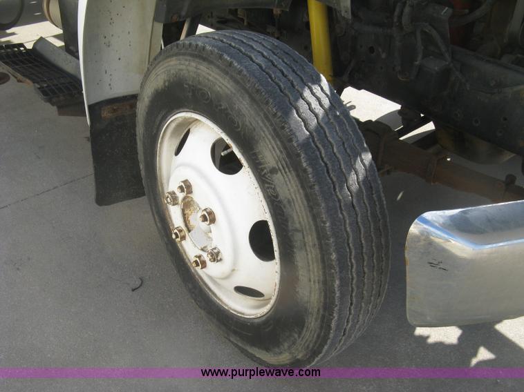 image for item J2810 1993 Ford F600 crane truck