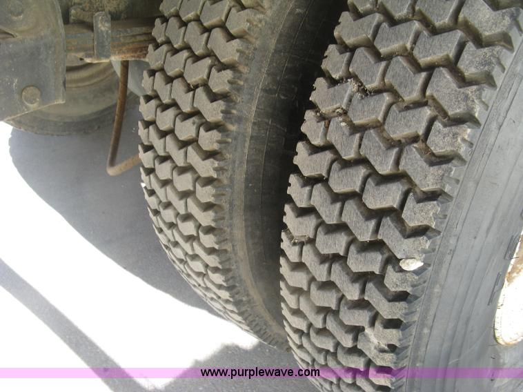 image for item J2810 1993 Ford F600 crane truck