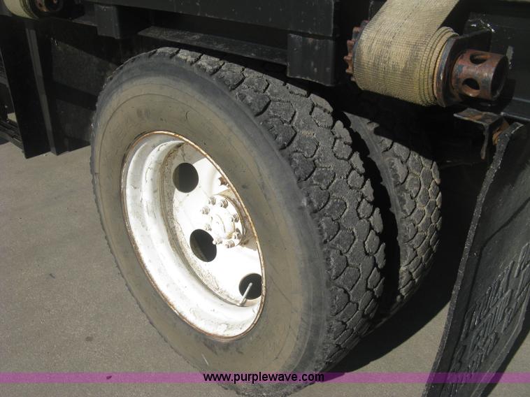 image for item J2810 1993 Ford F600 crane truck