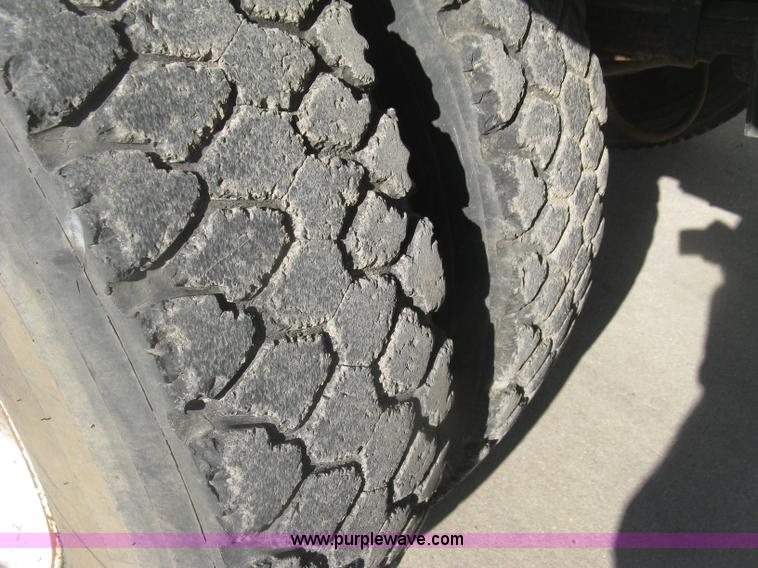 image for item J2810 1993 Ford F600 crane truck