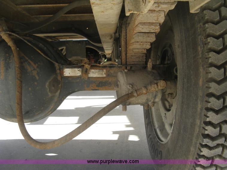image for item J2810 1993 Ford F600 crane truck