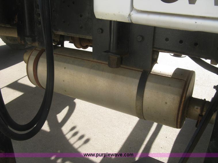 image for item J2810 1993 Ford F600 crane truck