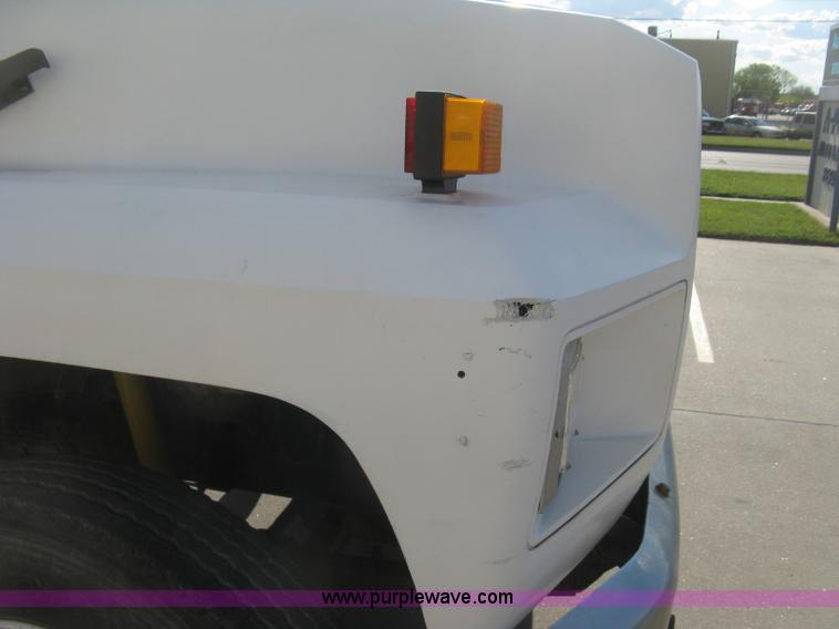 image for item J2810 1993 Ford F600 crane truck