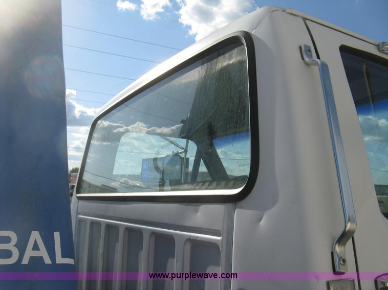 image for item J2810 1993 Ford F600 crane truck