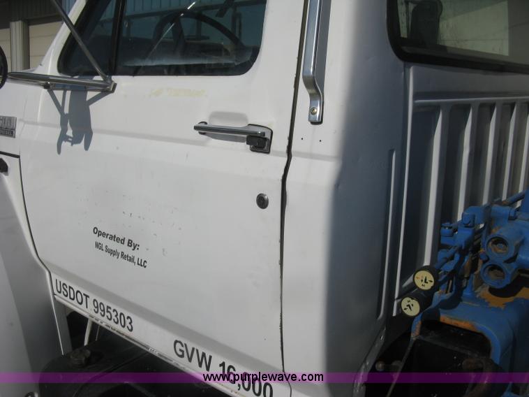 image for item J2810 1993 Ford F600 crane truck