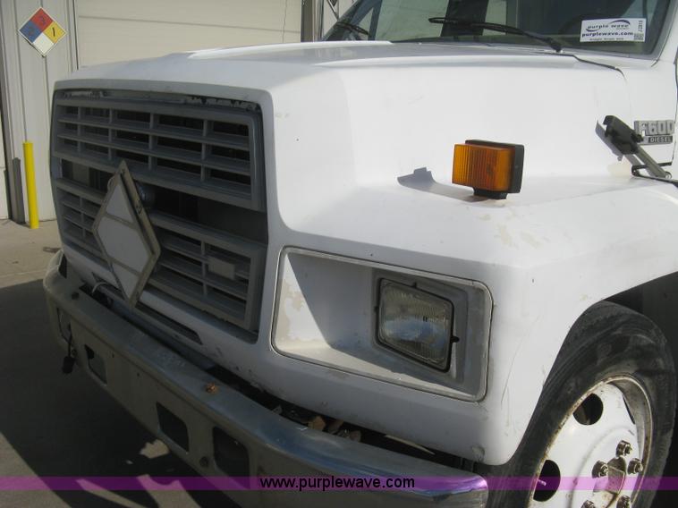 image for item J2810 1993 Ford F600 crane truck