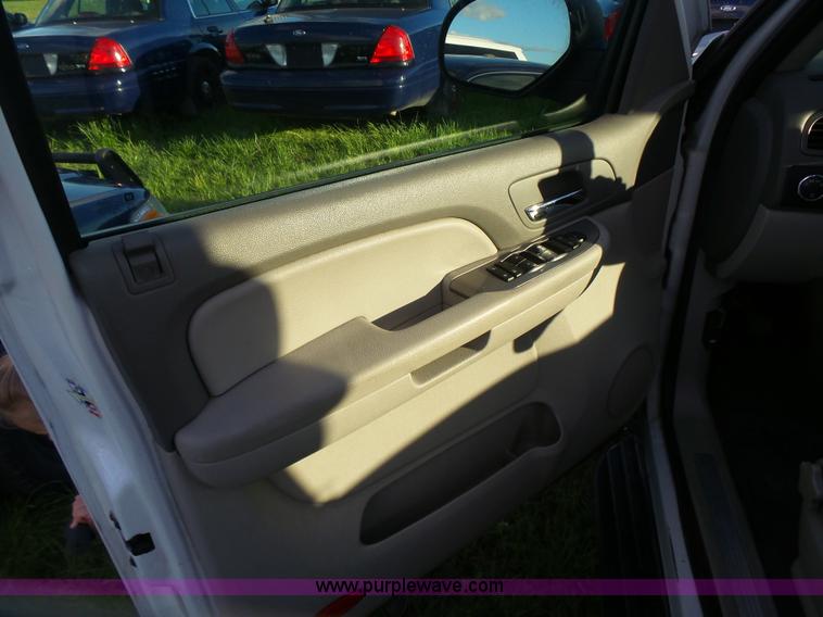 image for item J2813 2009 Chevrolet Suburban SUV