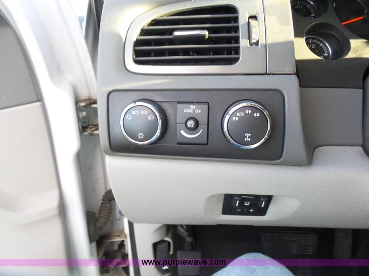 image for item J2813 2009 Chevrolet Suburban SUV