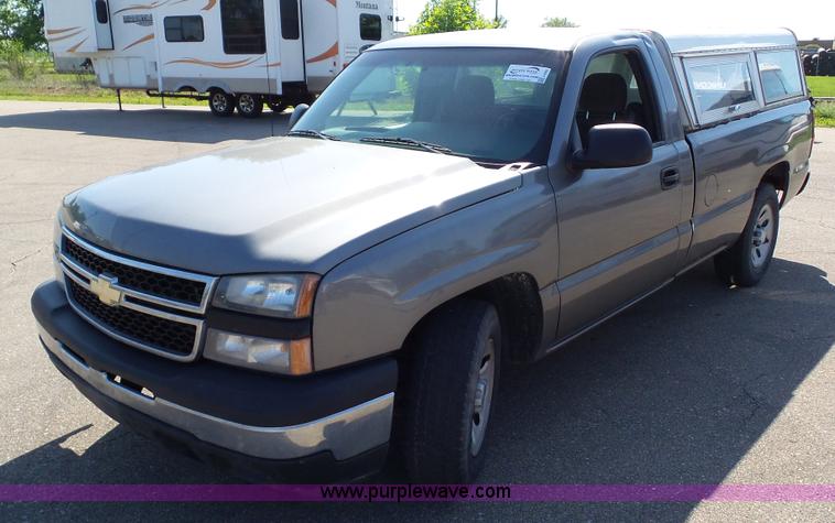 image for item J4959 2006 Chevrolet Silverado 1500 pickup truck