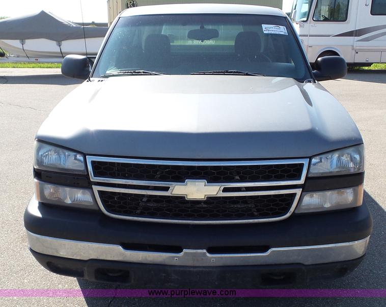 image for item J4959 2006 Chevrolet Silverado 1500 pickup truck