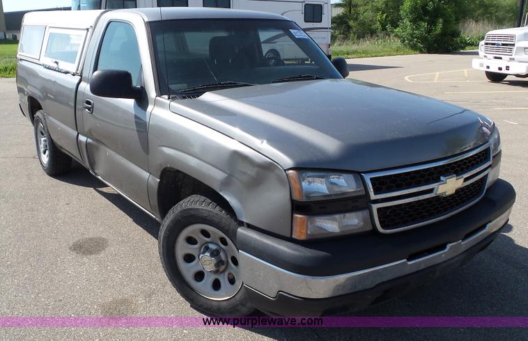 image for item J4959 2006 Chevrolet Silverado 1500 pickup truck