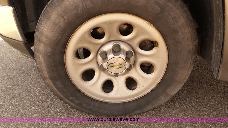 image for item J4959 2006 Chevrolet Silverado 1500 pickup truck