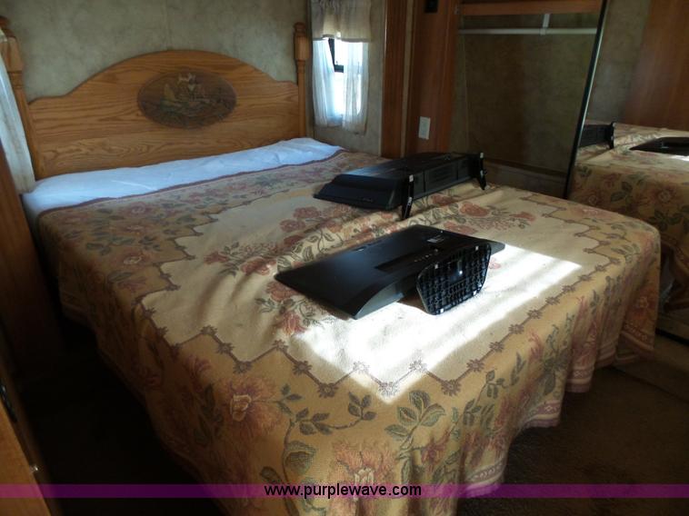 image for item J4974 2008 Montana Mountaineer camper