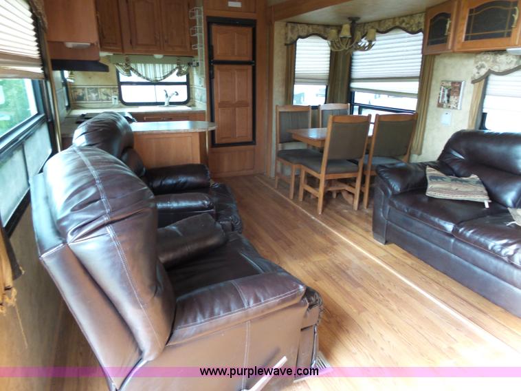 image for item J4974 2008 Montana Mountaineer camper