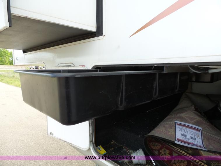 image for item J4974 2008 Montana Mountaineer camper