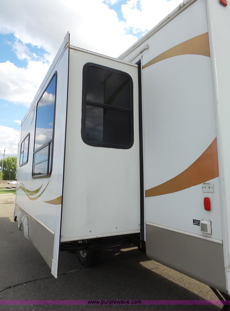 image for item J4974 2008 Montana Mountaineer camper