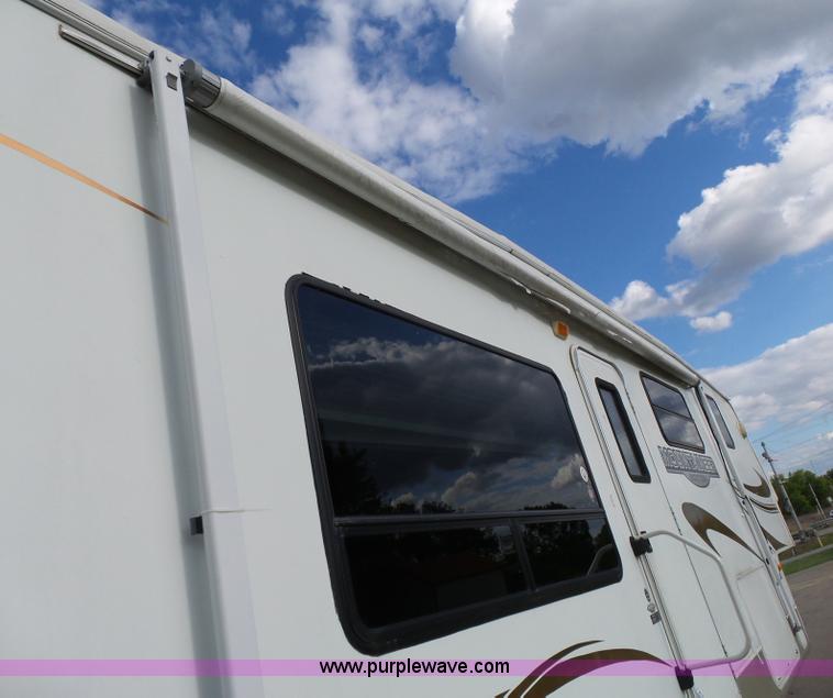 image for item J4974 2008 Montana Mountaineer camper